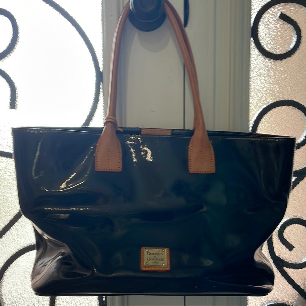 DOONEY AND BOURKE SHINY BLACK PURSE